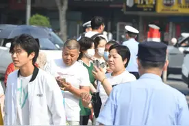 男生高考考场“拉裤子”，臭苦了后桌女生，同班同学揭露奇葩往事图片