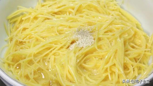 土豆鸡蛋饼这样做才好吃，鲜香入味，简单营养，孩子经常点名要吃