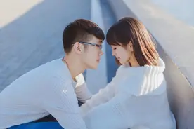 女人想要撩动男人的心，记住：在这些事情上，别太主动图片