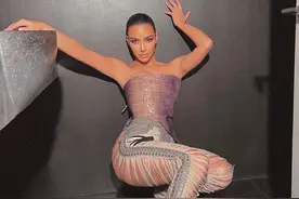 金卡戴珊化身“蛇蝎美人”？鳄鱼皮抹胸太吸睛，一尺7的腰太绝了图片