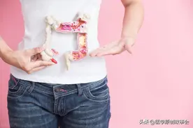 经常放屁是肠癌吗？消化科医生提醒，上厕所时四个症状才最关键图片