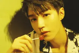 王俊凯工作室晒出了他的花样年华写真大片，他手里的棒棒糖成亮点图片