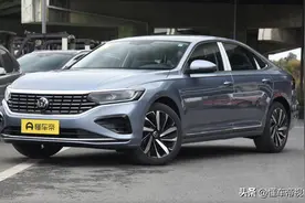 新车 | 售20.59万元 2023款改款帕萨特2.0T最低配到店实拍 换新发动机图片