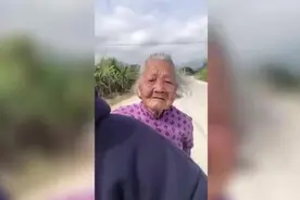 （视频）@太原人！小伙带94岁奶奶骑摩托兜风，奶奶在后座整理头发太可爱图片