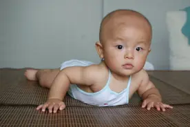 宝宝夏天睡凉席可以防痱子？选不对，小心孩子过敏甚至擦伤图片