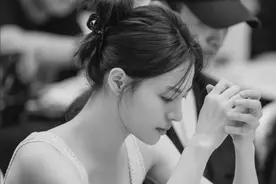 娱乐圈又有恋情曝光！张云龙钟楚曦深夜海边玩水图片