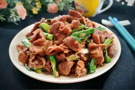 这样吃肥肠，做法是真的简单，一口下去满嘴流油，好吃又入味，香图片