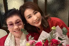 黎姿给妈妈庆生：火焰蛋糕很精致，还准备了一桌丰富的晚餐图片