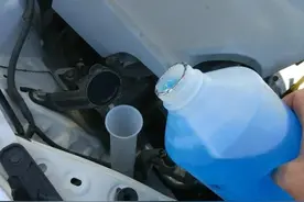 更换玻璃水，原水箱的水怎么放出来图片