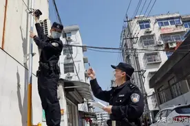 酒后露出囧态，却让摄像头“买单”图片
