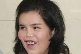 陕西老农捡到坑面女婴，为养她将儿子送人，女孩变美后含泪报恩图片