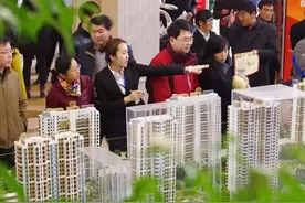 故事:过年回家给弟弟六万块买房，弟媳给儿子红包，拆开一看傻眼图片