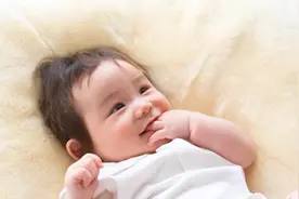 1岁宝宝不会说话，姥姥表示“语迟”聪明，结果娃在幼儿园吃亏了图片