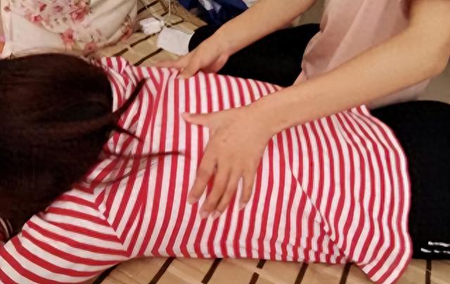 14岁儿子帮妈妈按摩，却按到妈妈敏感部位，儿大要避母！