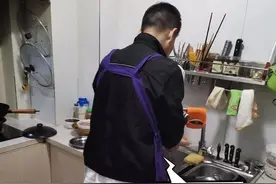 妻子怀孕想吃樱桃，老公嫌贵不给买，公公买回家给儿媳：吃完再买图片