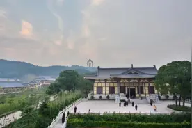 世界最高的黄金大佛，高48米，投资10亿元建造，用96斤黄金来装饰图片