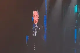 62岁张学友身体抱恙，演唱会头晕摔倒，跪着坚持完成整场表演图片