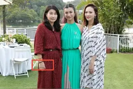 郭晶晶素颜出席富婆聚会，穿旧衣戴1元头绳显简朴，人群中气质佳图片