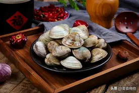 清洗花蛤时，最忌用盐和油，海边老渔民教你一招，花蛤疯狂吐泥沙图片