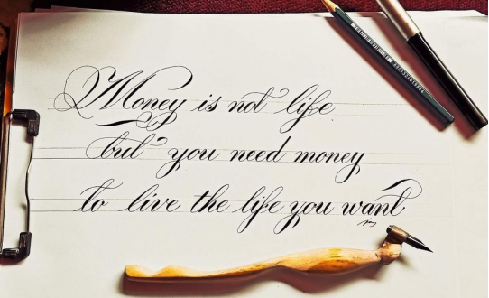 设计师必备!5款免费可商用的超好看英文花字体(已打包)