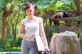画家把亲女儿当人体模特，6年不让谈恋爱，女儿：自愿为艺术献身图片