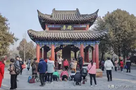 在河南开封的景区里，我遇到一群行为怪异的女人，这是啥情况？图片