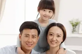 上大学的生活费，是希望爸爸给，还是妈妈给，听听孩子们怎么说图片