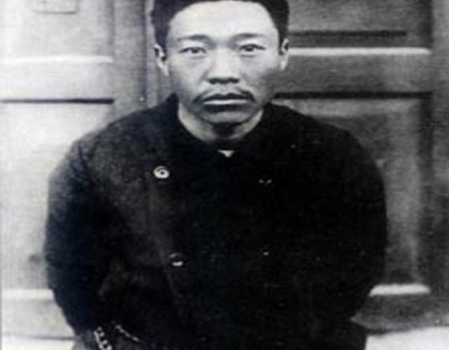 他生下来就有七个黑痣，人人都说天神下凡，长大后果然成为大英雄