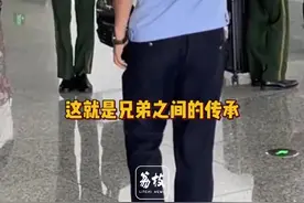 警察哥哥迎接退伍弟弟，互相敬礼热烈拥抱图片