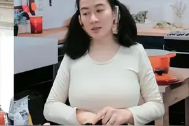 行为怪异！香港知名女演员曾在直播中摸下体，今穿搭再引网友热议图片