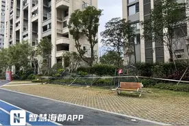 马尾一小区业主集资4万建围栏被强制拆除！部门：未经审批，属违建图片