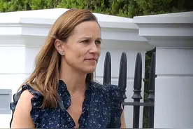 凯特王妃38岁妹妹怀三胎了！肚大如箩去遛娃，素颜似比姐姐大10岁图片