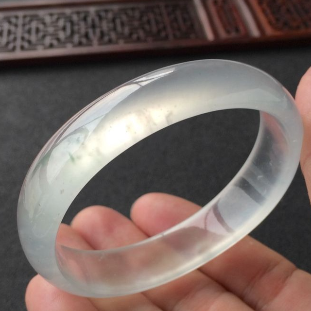 如何挑选翡翠手镯?1万和1000万的翡翠手镯,价格到底差在哪里?