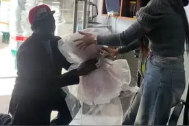 广州：黑人爱上老板娘，手捧鲜花下跪求婚，女子：求求你放过我图片