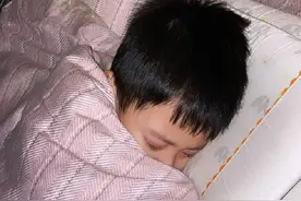 港姐曝儿子确诊发烧至40度，浑身颤抖手脚冰凉，全家染疫状况堪忧图片
