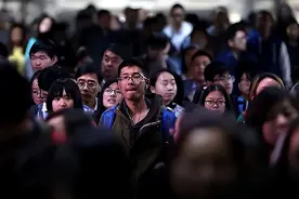 专家：月入3000元在我国是中等收入！网友炸锅：只够勉强混口饭吃图片