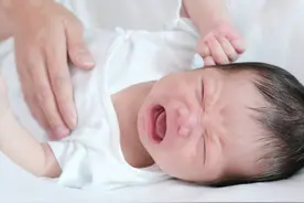 新生宝宝出现8种情况，妈妈不要等，及时带孩子看医生，别大意图片