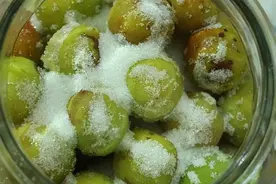 #今日美食分享#四月来临，青梅茂盛，悄悄教你酸梅的不同腌制方法图片