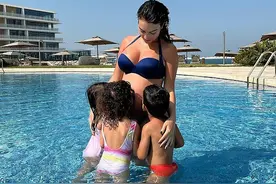 C罗28岁女友享受迪拜之旅，泳池中秀龙凤胎孕肚，被仨4岁孩子亲吻图片