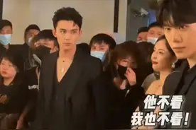 内娱“男德”榜样！吴京躲开女嘉宾挽手，吴磊吐槽衣服暴露？图片