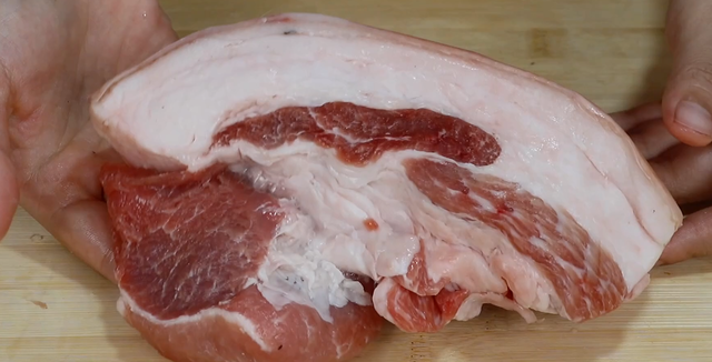 同样是猪肉，颜色深浅区别很大，搞清楚了不再吃亏，很实用