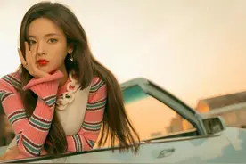 杨超越现身江苏老家吃席打扮朴素依然掩盖不了其风华图片