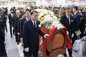 李兆基出殡李家杰捧遗照，梁振英郭炳江扶灵，在顺德安葬日期已定图片