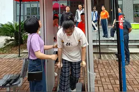 高考倒计时！平江一中进行考前安检演练图片