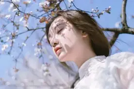 我仗着他战死，拿着误拾的私印面圣，直言与他早就互许了终身图片