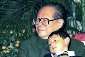 烈士王伟牺牲后留下一子，江主席亲自为其改名，如今继承父亲遗志图片