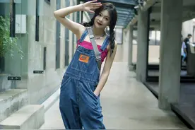 牛仔背带裤女孩图片