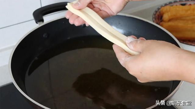 自制健康油条，告诉你做法窍门和详细配方，蓬松酥脆，凉了也不硬