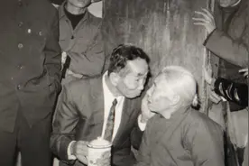 台湾老兵回乡探亲，睡在母亲床边，母亲：旁边睡的是谁？咋还不走图片