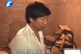 2016年，妻子带男人回家，丈夫为求对方离开，好酒伺候还送一万元图片